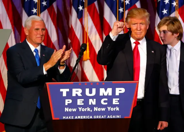 Donald Trump celebra con su compañero de fórmula Mike Pence, a la izquierda, mientras habla con sus partidarios en su evento de la noche de las elecciones en el New York Hilton Midtown de la ciudad de Nueva York el 9 de noviembre de 2016.