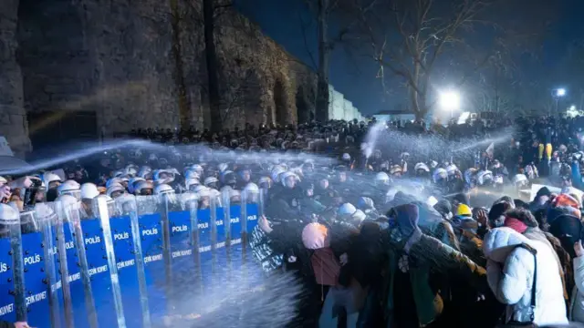 प्रदर्शनकारियों के ख़िलाफ पानी की बौछार करती हुई पुलिस