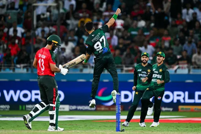 বাংলাদেশেল এক ব্যাটার হেঁটে যাচ্ছেন, তার সামনেই উড়ন্ত ভঙ্গিতে পাকিস্তানি বোলার, পাশে উল্লাস করছেন আরও দুই পাকিস্তানি ক্রিকেটার