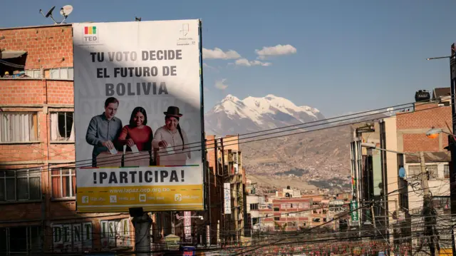 Un cartel llamando a votar en las elecciones presidenciales en La Paz en agosto de 2025.