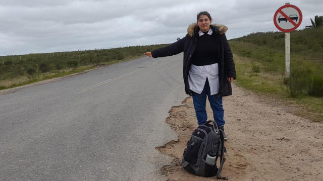 María Domínguez n'a d'autre moyen d'atteindre l'école rurale que la générosité de ceux qui parcourent la route.