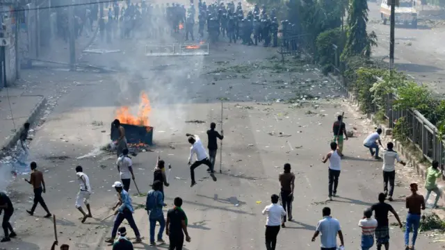 বিএনপি সমর্থক ও পুলিশের মধ্যে সংঘর্ষ চলে রাজধানীতে