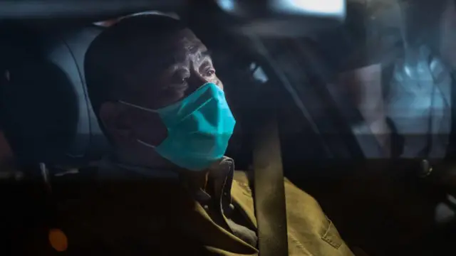 Jimmy Lai con un barbijo