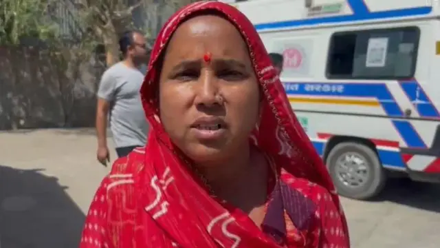 ঘটনাস্থলে উপস্থিত স্থানীয় এক নারী।