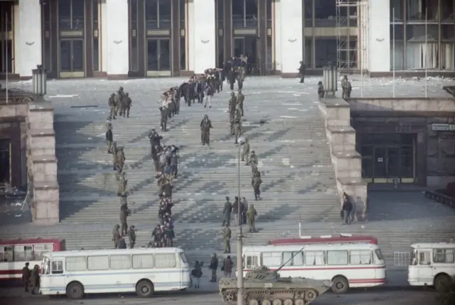 Депутаты Верховного Совета и его сторонники сдаются 