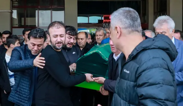 родбина убијених у турској носи сандук, родбина убијених у турској, пуцњава у турској, пуцњава у школи у турској