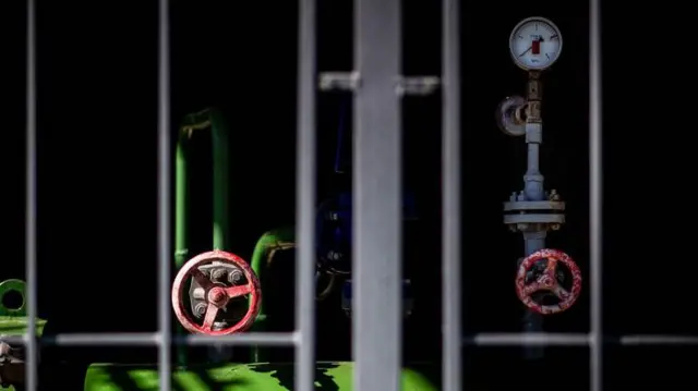 На цьому фото, зробленому 19 травня 2022 року, видно кінцеву точку нафтопроводу «Дружба» на словацькому нафтопереробному заводі Slovnaft у Братиславі, Словаччина. 18 травня 2022 року