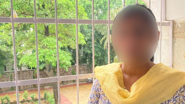 Mulher pertoapostas da copa do brasiljanela, com edição no rosto para protegerapostas da copa do brasilidentidade