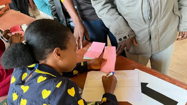 Abari batonze ku biro vy'itora vya Musama babanje gusuzumwa ko bari ku rutonde rw'abiyandikishije gutora 