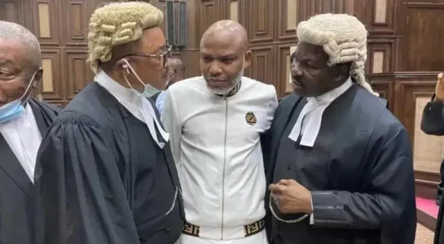 Nnamdi Kanu in court side by side wit im lawyers Ifeanyi Ejiofor (left) and Mike Ozekhome (right) both of whom e go eventually drop from im defence team.