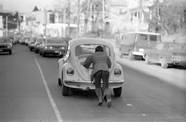 Ərəb neft embarqosu səbəbindən ABŞ-da yanacaqdoldurma məntəqələrində nəhəng növbələr yaranırdı. Boston, 1973