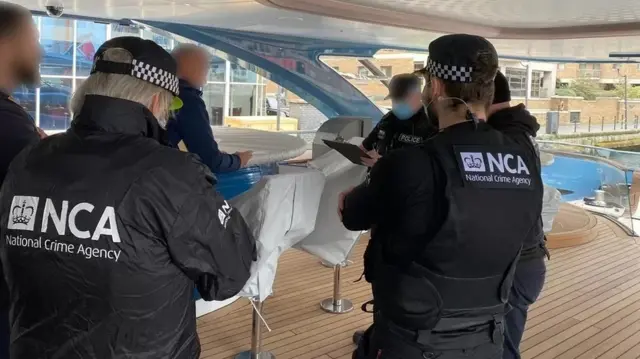 Des policiers de l'Agence nationale de la Criminalité.