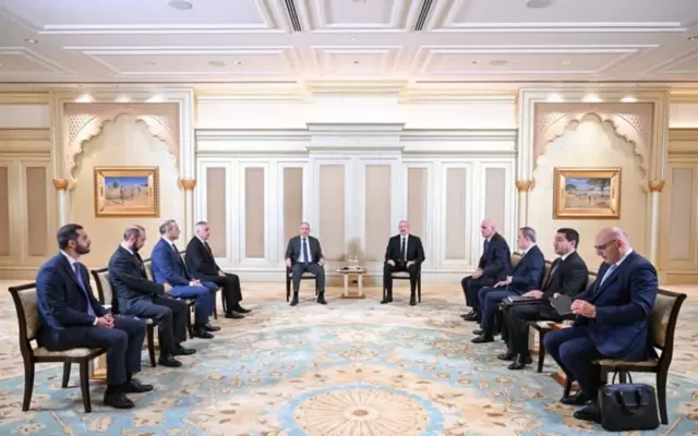 karşılıklı oturan delegasyonlar, aralarında da yan yana oturan paşinyan ve aliyev