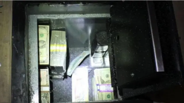 फ़र्श के नीचे बना लॉकर