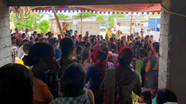 राजेश्वरीच्या घरासमोर जमलेली गर्दी