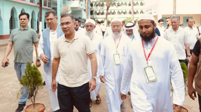 রোববার বিকেলে চট্টগ্রামের ফটিকছড়ির আল জামিয়াতুল ইসলামিয়া আজিজুল উলুম বাবুনগর মাদ্রাসায় পৌঁছান প্রধানমন্ত্রী