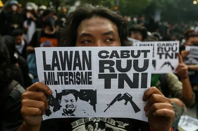 Tindakan tersebut berfungsi sebagai bentuk penolakan setelah Dewan Perwakilan Rakyat Indonesia (DPR) meratifikasi revisi RUU TNI, yang memperluas peran militer untuk menempati posisi sipil, yang juga dikenal sebagai fungsi ganda.