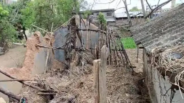 মণিকুণ্ডডাঙ্গায় হাঁসদা পরিবারের বাড়ি এখন ভগ্নপ্রায়