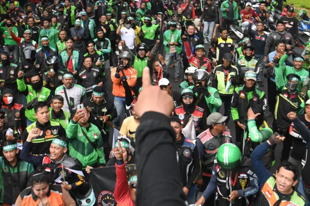 Sejumlah pengemudi ojek daring (ojol) melakukan aksi demonstrasi di kawasan Patung Kuda, Jakarta, Selasa (20/5/2025).