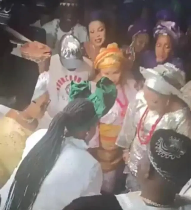 Awọn obinrin ile n bu omi si iyawo tuntun lẹsẹ