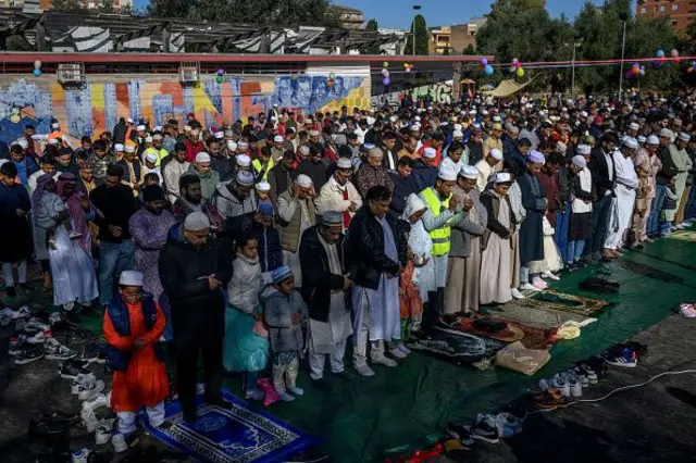 Muslims wey dey pray