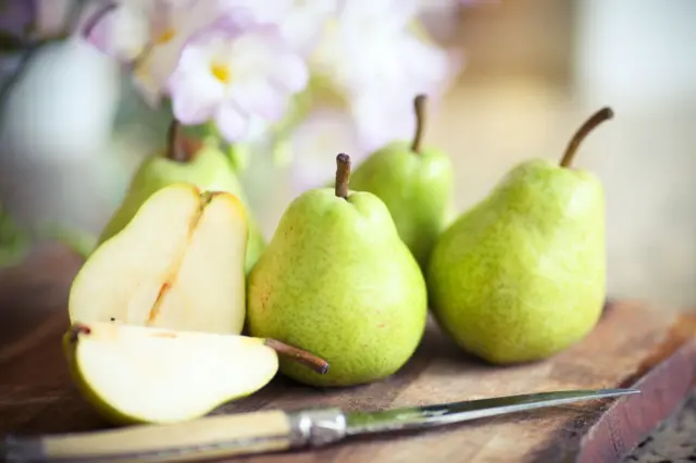 Pear na sweet and juicy fruit wey dey naturally rich in fibre.