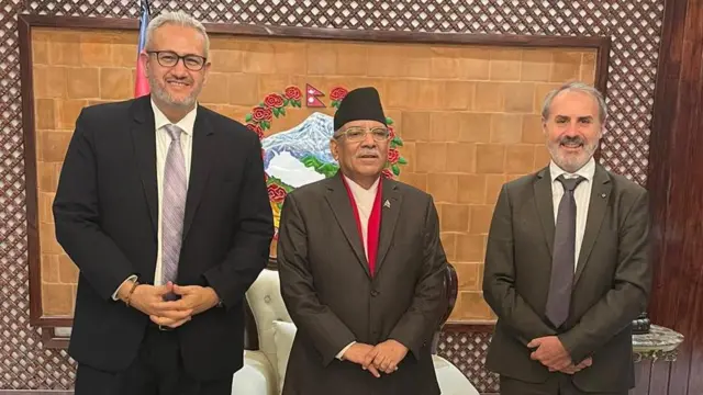 नेपालस्थित विश्व ब्याङ्क र एशियाली विकास ब्याङ्कका कन्ट्री डाइरेक्टरहरूसँग प्रधानमन्त्री प्रचण्ड 