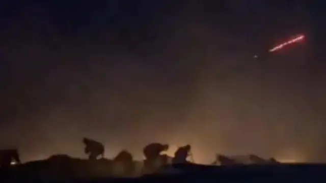 Picha iliyochukuliwa kutoka kwa video ya Al Jazeera iliyorekodiwa karibu na sehemu ya nyuma ya msafara ikionesha watu wakiwa wamejificha nyuma ya magari.