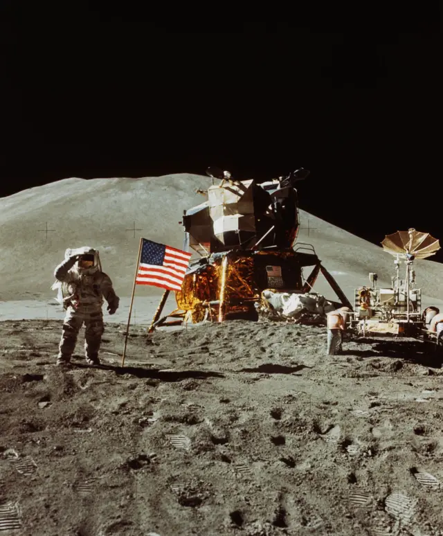 O astronauta James Irwin, piloto do módulo lunar, faz uma saudação militar ao lado da bandeira dos EUA durante a missão Apollo 1590min palpites copa do mundo1971