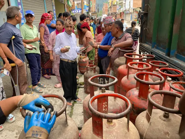 ग्यास पसलमा सिलिन्डर लिन मानिसहरूको भीड