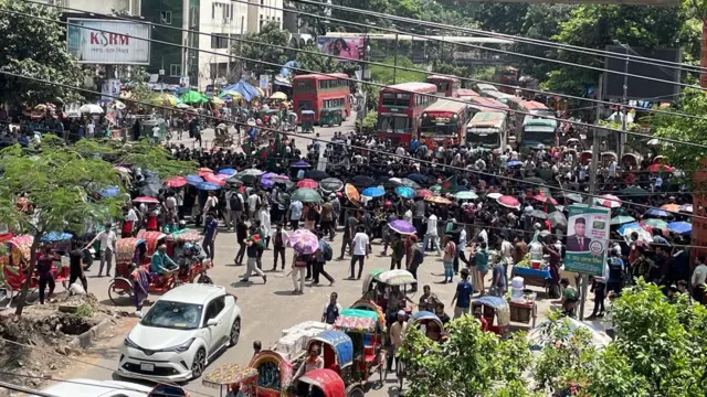শাহবাগ মোড়ে আন্দোলনকারী অবস্থান নেওয়ায় বাস, রিকশা, গাড়ি আটকে পড়ে