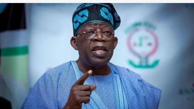 Aare Bola Tinubu, o wọ agbada alawọ aro, de fila alawọ aro, bẹẹ lo na ika ifabẹla rẹ si ọọkan bo ṣe n sọrọ lọwọ