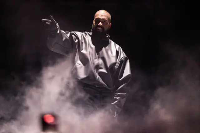 El rapero Kanye West actúa en el escenario durante el concierto de presentación de "Vultures 1" en el marco del festival Rolling Loud 2024 en Hollywood