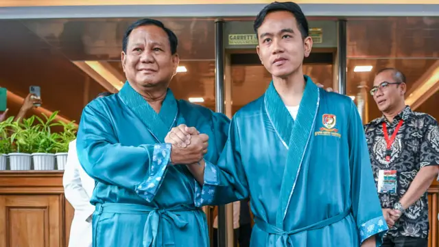 Bakal calon presiden dan wakil presiden Prabowo Subianto (kiri) dan Gibran Rakabuming Raka (tengah) didampingi istri Selvi Ananda (kanan) bersiap menjalani pemeriksaan kesehatan di RSPAD Gatot Soebroto, Jakarta, Kamis (26/10).