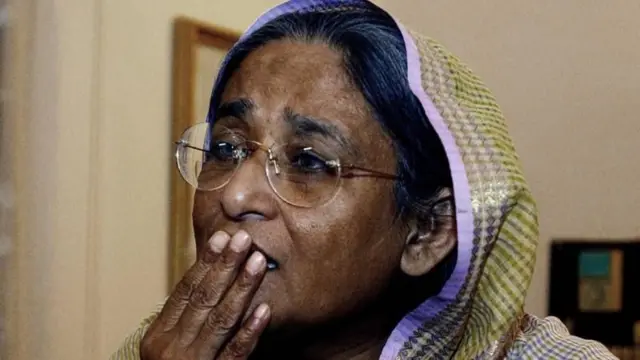 গ্রেনেড হামলার পরদিন শেখ হাসিনা যখন সাংবাদিকদের সঙ্গে কথা বলেন, তখনও তিনি হত-বিহ্বল