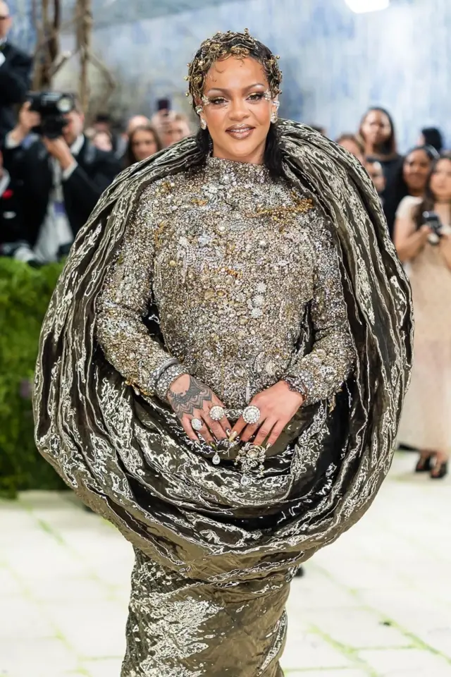 Rihanna yari yambaye ikanzu ya Maison Margiela by Glenn Martens itatse imirimbo myinshi y'agaciro
