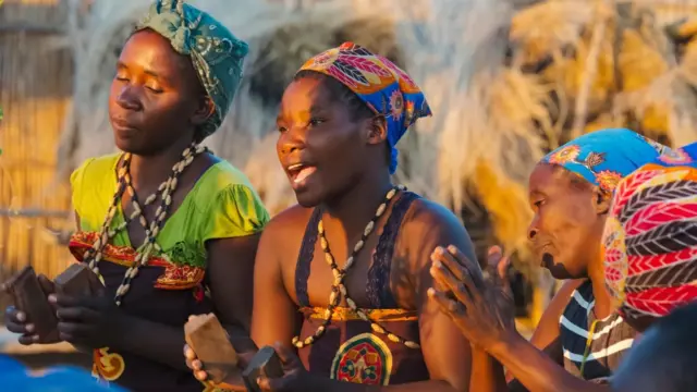 Perempuan Namibia sedang bermain musik tradisional