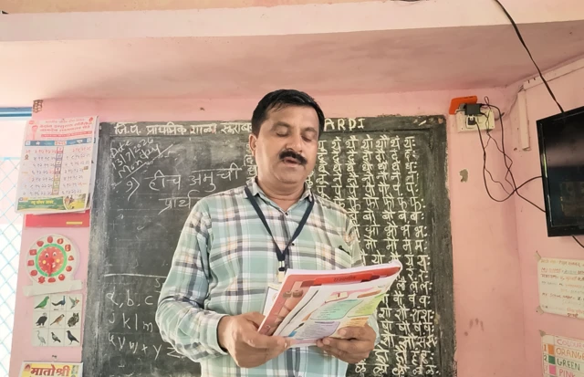 सकाळी शाळा करायची आणि त्यानंतर उरलेल्या वेळात एसआयआरचं काम करायचं. त्यामुळे कामाचा ताण वाढल्याचं शिक्षक सांगतात.
