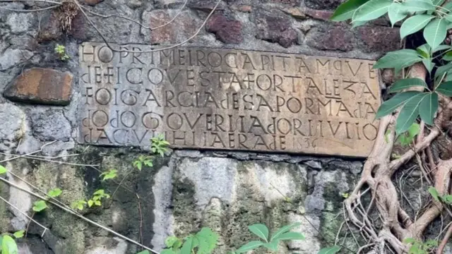 વસઈના કિલ્લા પર કબજાનો ઉલ્લેખ કરતી તકતી