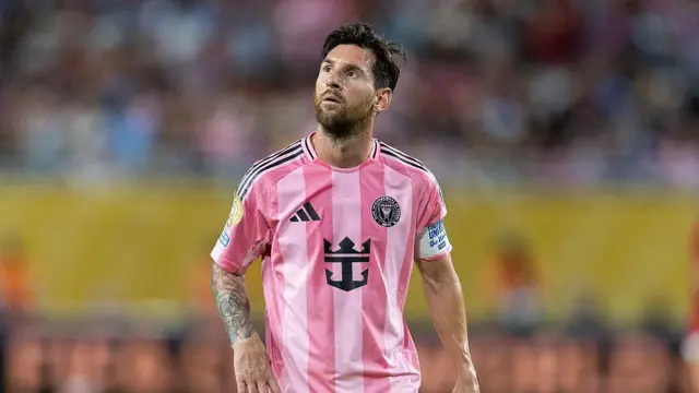 2025年6月14日，在美國佛羅里達州邁阿密花園市的硬石體育場，國際邁阿密的萊昂內爾·梅西在2025年FIFA俱樂部世界盃A組對陣阿爾阿赫利的比賽中出場