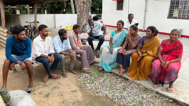 गाँववालों के बीच शम्बाला देवी और उनके पति