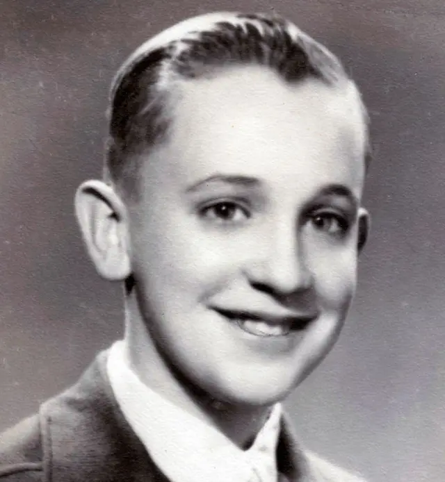 Foto ọcha na ojii Jorge Mario Bergoglio dịka nwata nwoke, o nyi onwe mara mma na-achị ọchị (Ebe o si: Akwụkwọ foto Ezinaụlọ Bergoglio)