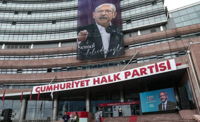 CHP Genel Merkezinin cephesinde Kılıçdaroğlu fotoğrafları var.
