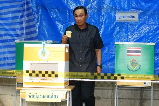 พล.อ.ประยุทธ์ จันทร์โอชา องคมนตรี ใช้สิทธิเลือกตั้งและลงประชามติ เมื่อ 8 ก.พ.