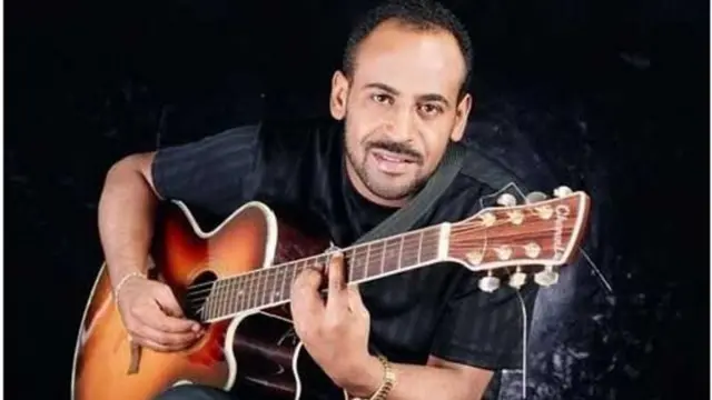 ኣብርሃም ኣፈወርቂ ጊታር እናተጻወተ