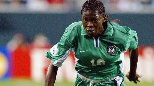 Ƴar wasan Najeriya Mercy Akide a gasar cin kofin duniya ta mata lokacin karawar da aka yi tsakanin Amurka da Najeriya a Philadelphia cikin watan Satumban 2003