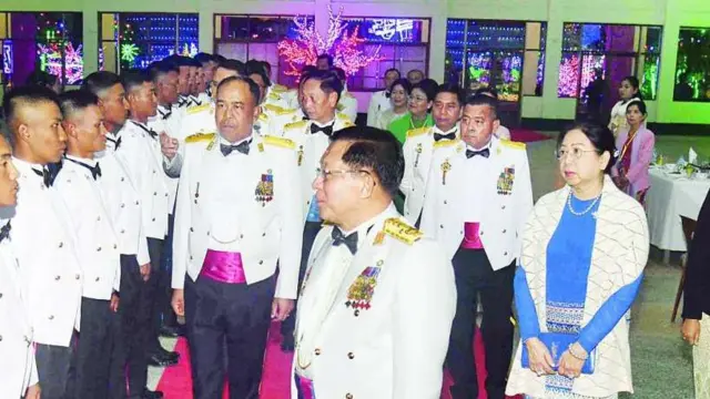 စစ်သင်တန်းဂုဏ်ပြုညစာစားပွဲတစ်ခုမှာတွေ့ရတဲ့ ဗိုလ်ချုပ်မှူးကြီးမင်းအောင်လှိုင်