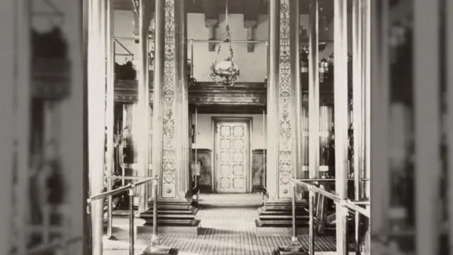 Una fotografía antigua que muestra el interior de la sala de máquinas de la estación de bombeo de Papplewick.