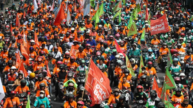 Selain di Jakarta, terlihat ribuan buruh melakukan konvoi di Jalan Basuki Rahmat, Surabaya, Jawa Timur, Senin (01/05). Aksi ribuan buruh itu untuk memperingati Hari Buruh (May Day).