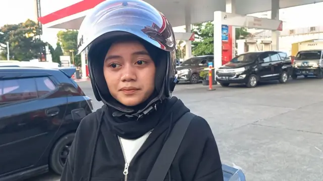 Ana (24), karyawan swasta di Semarang juga beralih ke Pertalite. Tapi, katanya, sesekali ia akan mengisi Pertamax agar mesin sepeda motornya tidak cepat rusak.